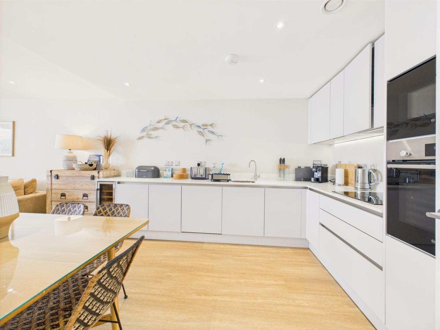 Luxury 3-Bed Apartment, With Direct Beach Access, Free Parking & Sea Views ! ファルマス エクステリア 写真