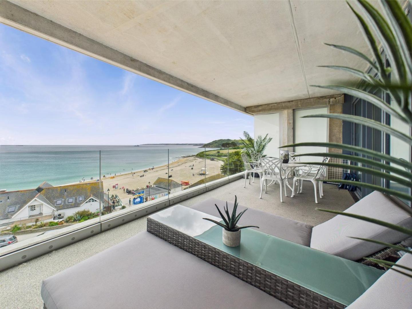 Luxury 3-Bed Apartment, With Direct Beach Access, Free Parking & Sea Views ! ファルマス エクステリア 写真